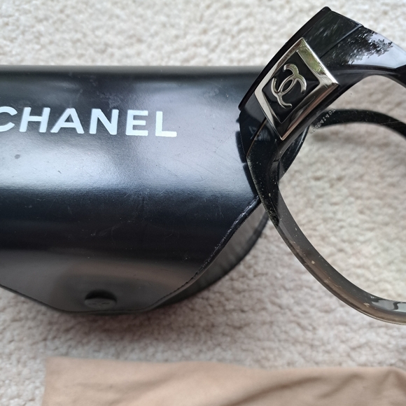 Chanel sunglasses with case & pouch - Picture 4 of 7